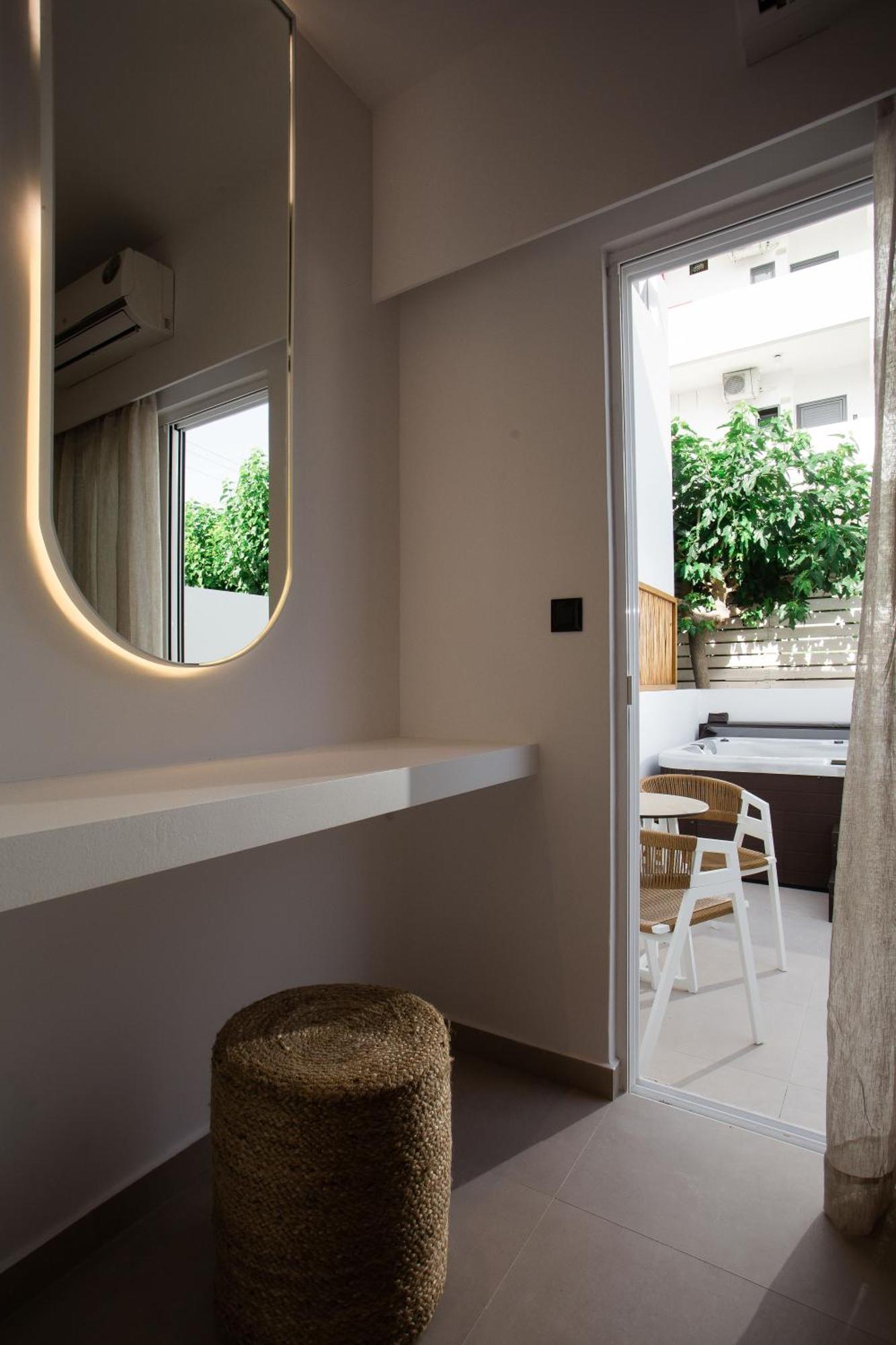 Helios Apartment *